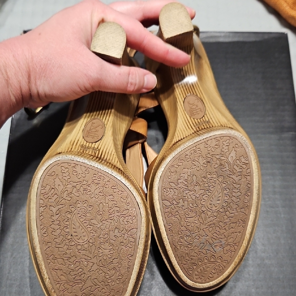 Sofft Women's Tan Leather Sandals - Picture 4 of 4